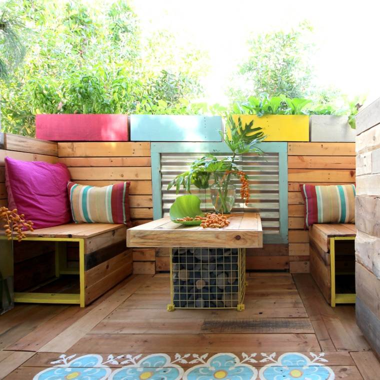 aménagement terrasse table en bois palette banc de jardin coussin plante déco 
