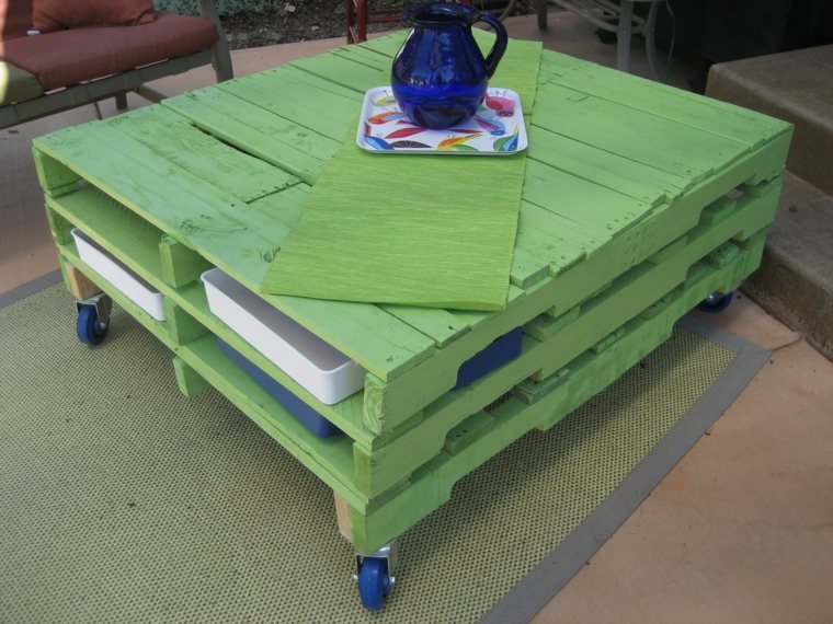 aménagement extérieur table palette bois roulettes idée salon de jardin 