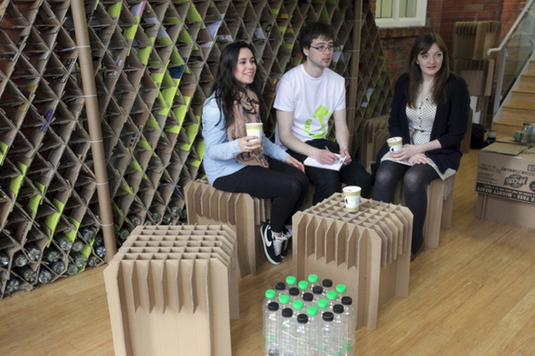 table en carton chaise bouteille plastique fabriquer mobilier en carton commode en carton
