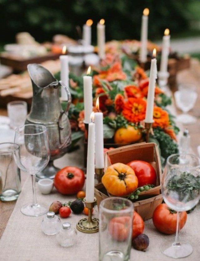 idée de décoration de table tomates fleurs bougies verre table