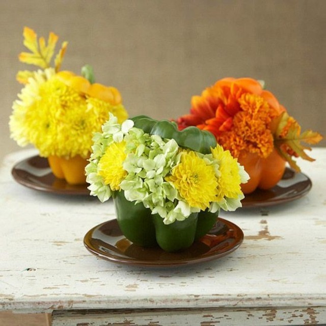 décorer la table poivrons verts fleurs idée de déco originale 