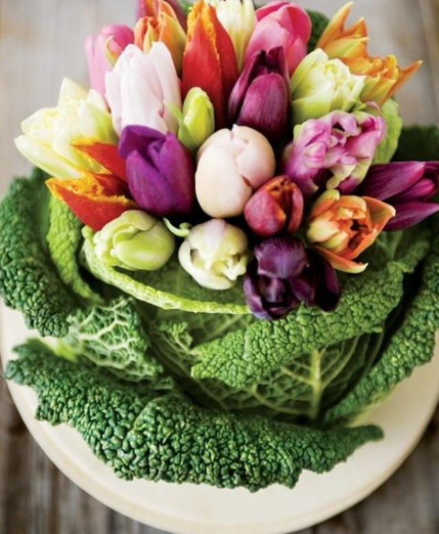 idée décoration de table assiette légumes fleurs décoration originale 