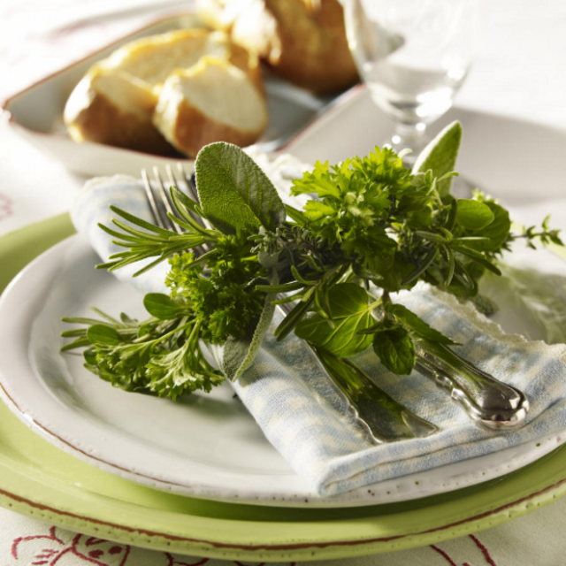 idée de décoration de table légumes herbes vertes fraîches assiettes 