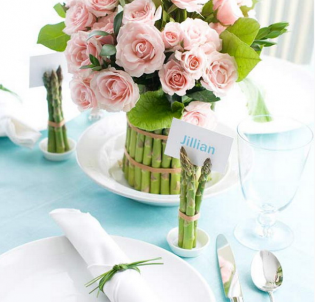 décoration de table idée bouquet de roses asperges 