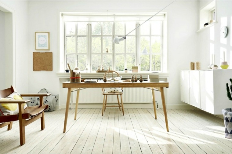 décorer sa maison idée table en bois fauteuil bois tableau lampe