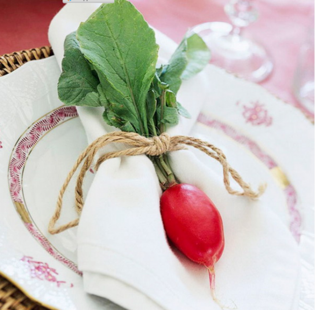 idée décorer assiette serviette blanche radis originale