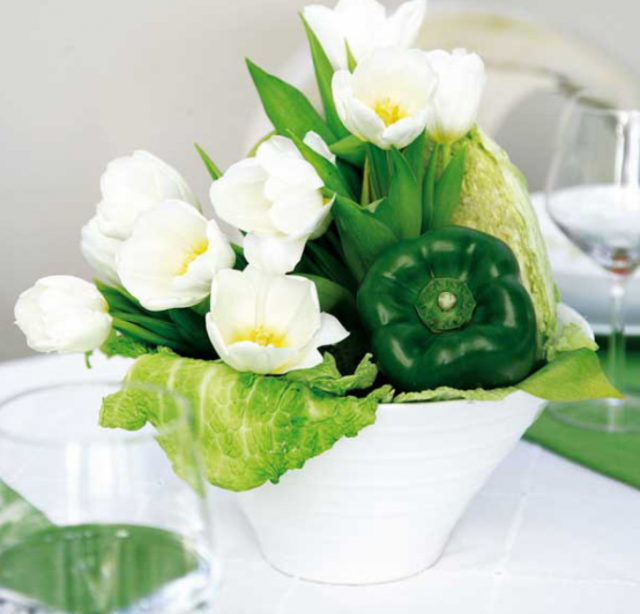 décorer la table fleurs blanches idée poivron verts salade verte 