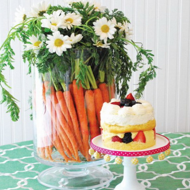 décorer la table avec fleurs idée carrote gâteau table