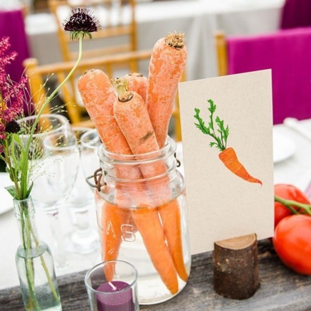 table idée décoratioon originale carotte orange fleurs bouquet tomates 