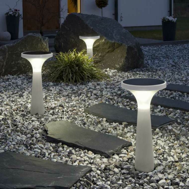 idée jardin énergie solaire lampe allée de pierre 