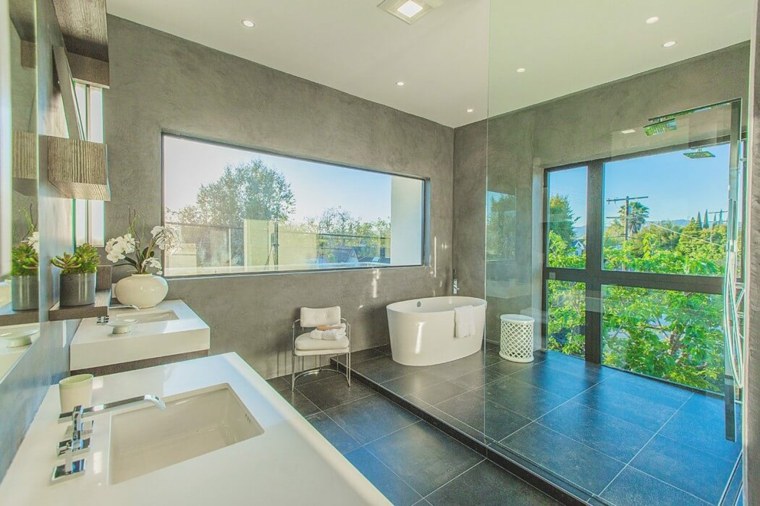 aménager salle de bain moderne baignoire évier fleurs style cabine douche italienne