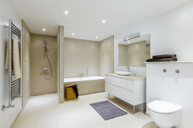 aménagement salle de bain moderne baignoire design cabine douche toilettes tapis de sol