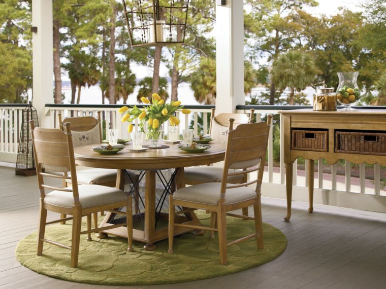 aménager jardin idée originale pratique table en bois chaise en bois tapis de sol rangement