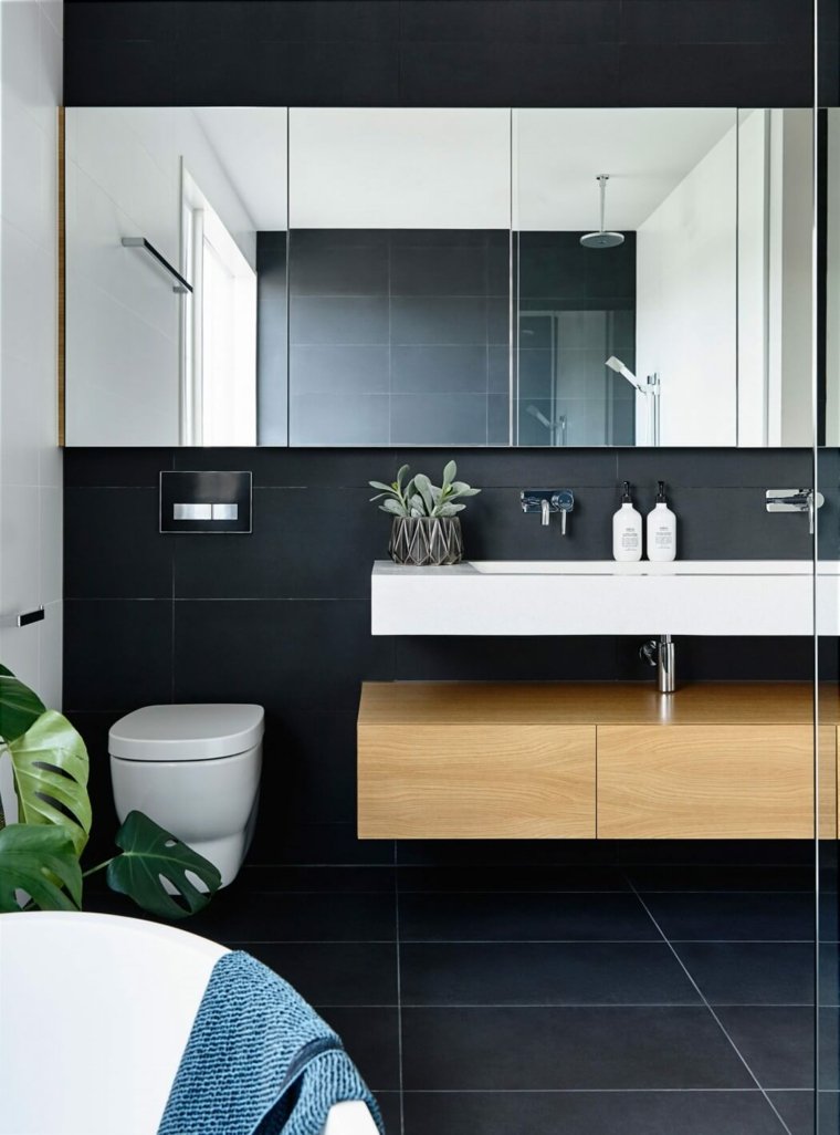 aménager salle de bain moderne carrelage noir miroir meuble 