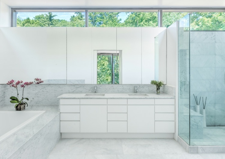 salle de bain décoration minimaliste blanc
