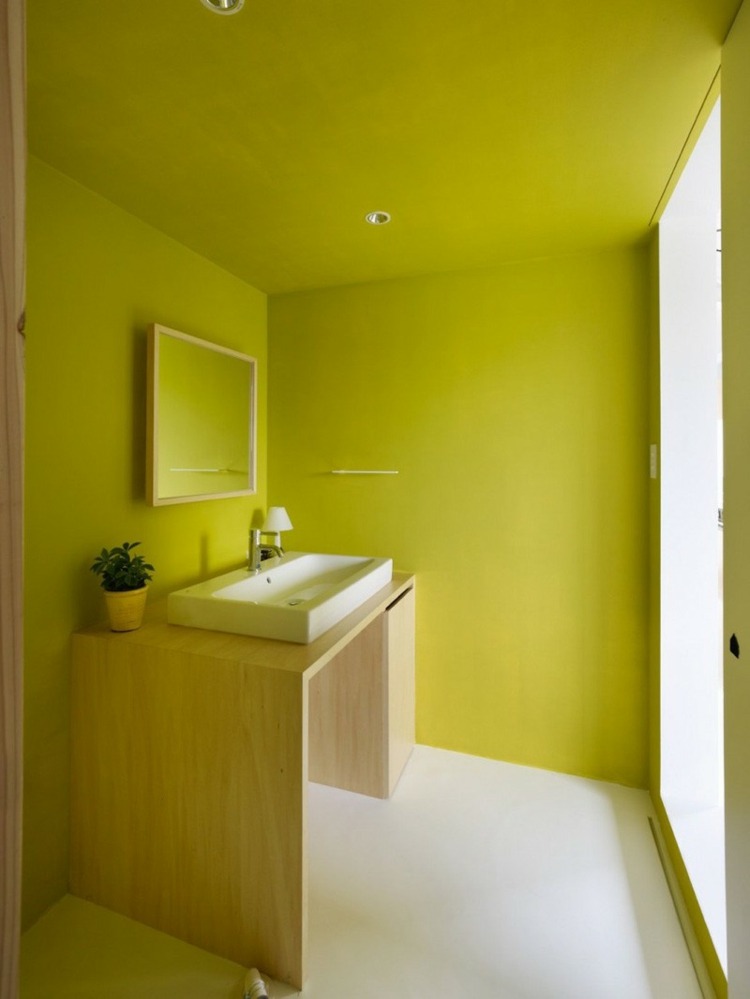 salle de bain minimaliste jaune