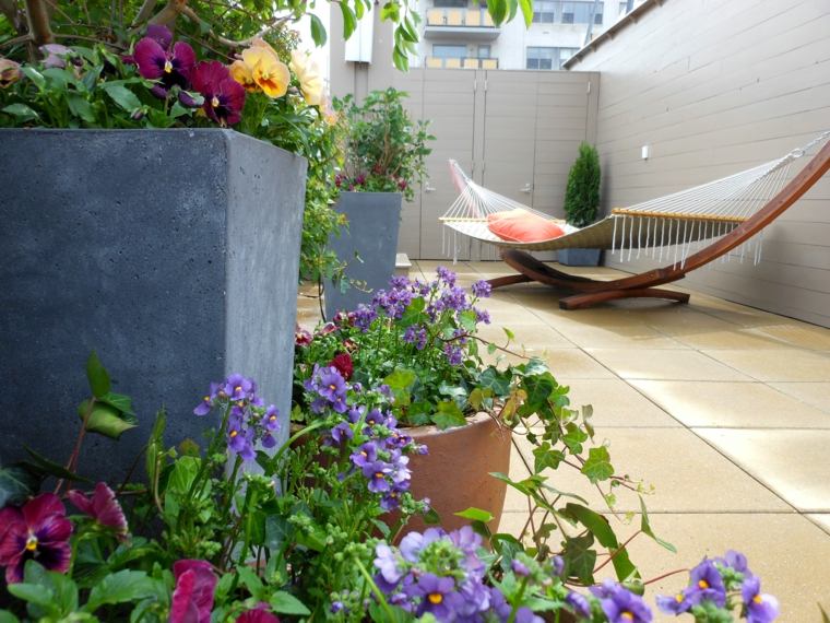 terrasses en villes hamacs design pots fleur