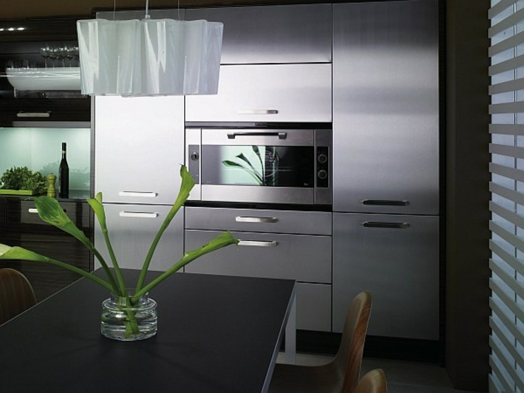 cuisine noire bois déco cuisine idée ilot central bois noir lumière suspendu blanc frigo acier