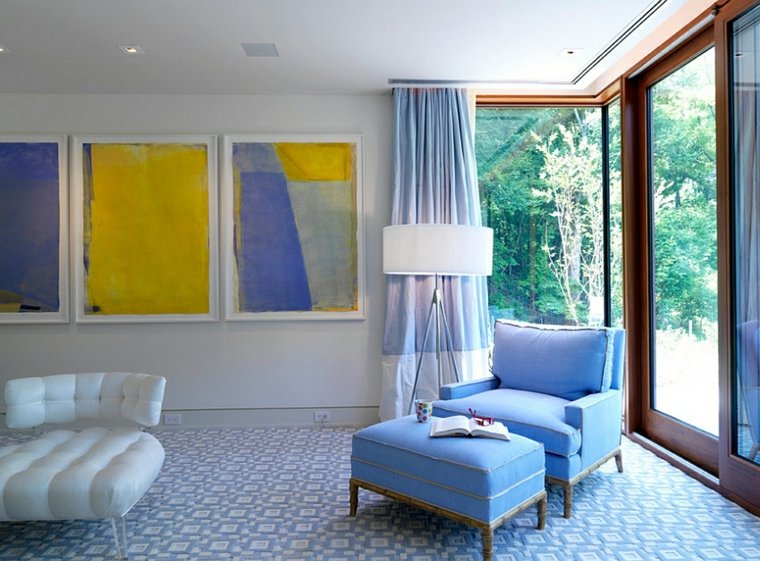 couleurs tendance salon idée déco mur fauteuil bleu tapis de sol pouf rideau bleu