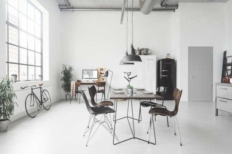intérieur industriel idée chaise bois noire table en bois luminaire suspendu