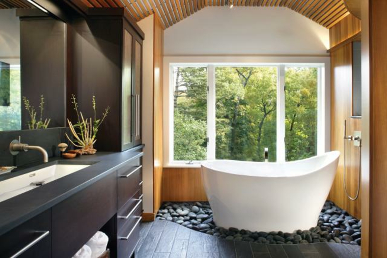 décoration idée salle de bain toilette baignoire blanche plante 