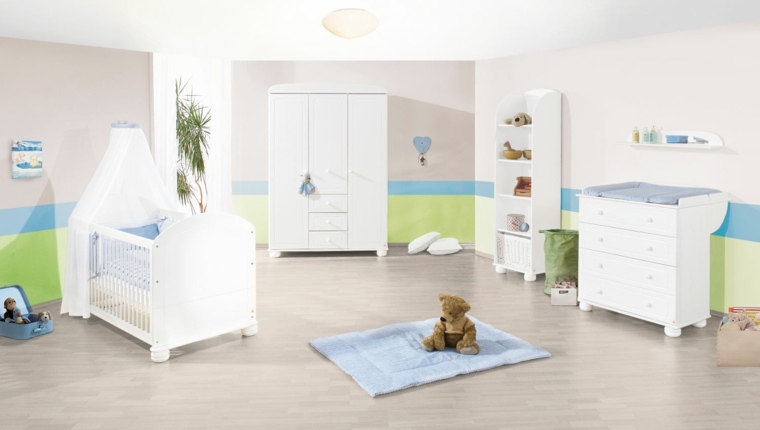 déco chambre enfant idée tapis de sol bleu peluche lit bébé bois plante déco