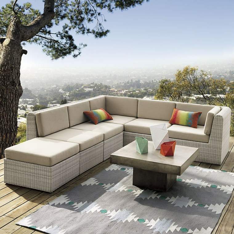 idée aménagement terrasse canapé résine tressée tapis de sol table basse jardin coussins 