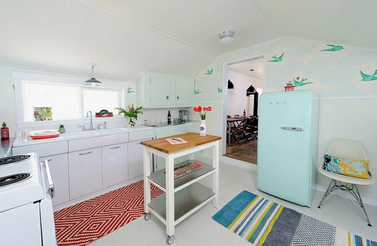 aménagement cuisine moderne frigo bleu tapis de sol blanc rouge design mobilier salle de bain