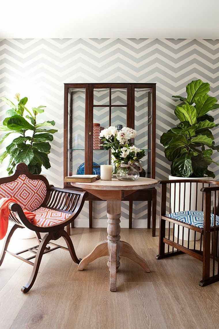 papier peint idée tendance moderne salon table en bois basse petite chaise en bois fleurs plante 