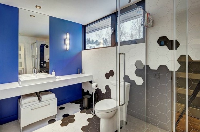 carrelage moderne design mur bleu déco toilettes 