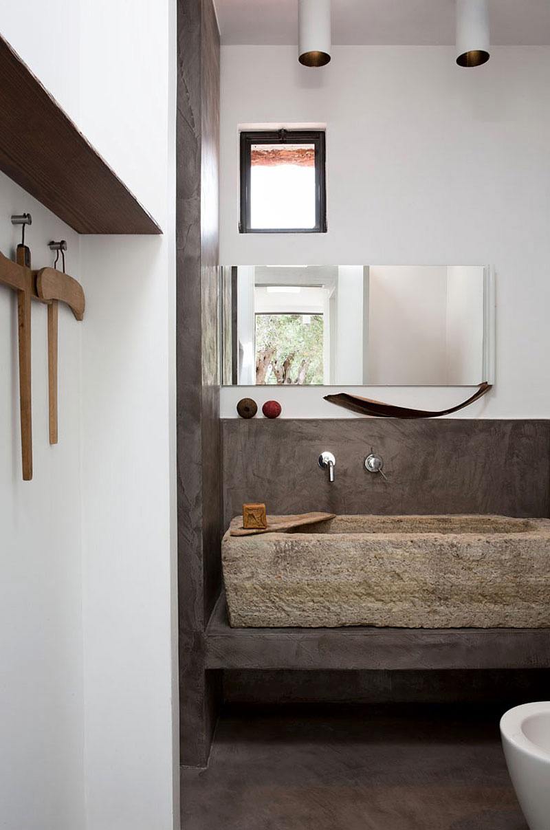salle de bain pierre lavabo idée aménagement fenêtre miroir