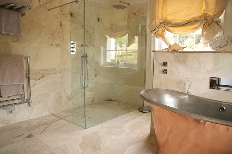 salle de bain carreaux et douches italiennes pierre de travertin