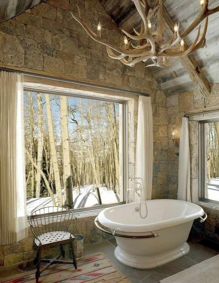 baignoire idée salle de bain aménagement baignoire blanche céramique revêtement sol 