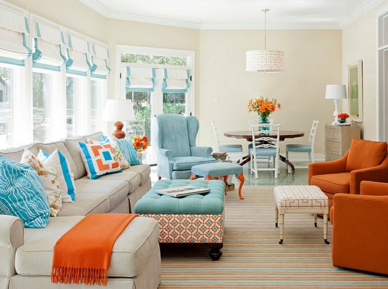 couleurs tendance intérieur contemporain canapé salon orange fauteuil moderne déco fleurs tapis de sol fauteuil bleu luminaire suspendu