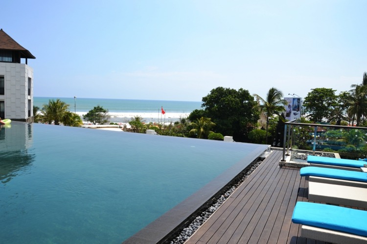 terrasse avec piscine deco moderne