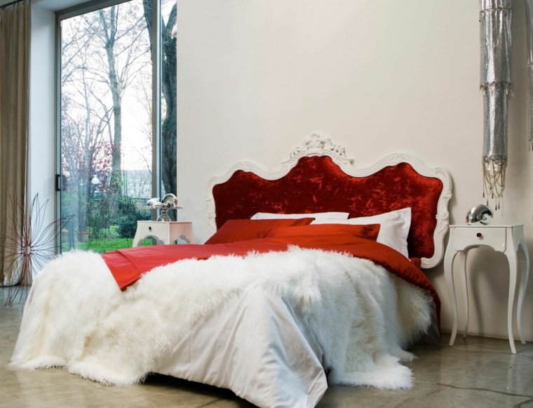 photos chambres baorques tête de lit en tissu rouge blanc