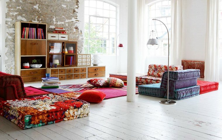 décoration appartement moderne idée étagère bois tapis de sol rose coussins 