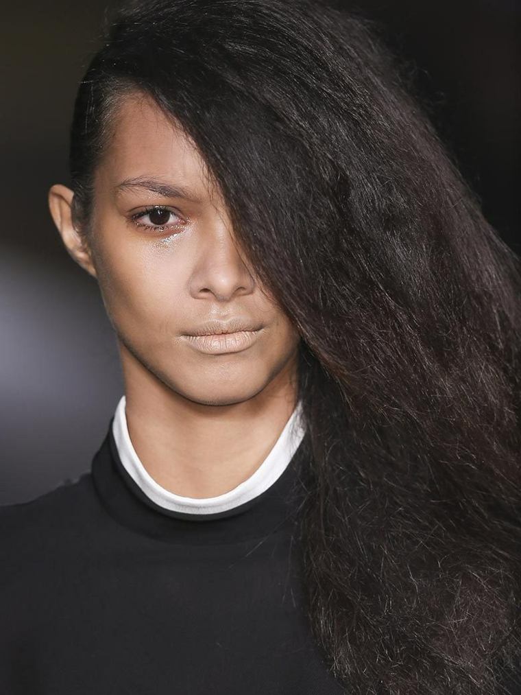 femme look tendance moderne cheveux longs noirs idée original 