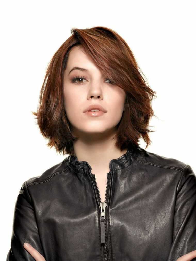 femme coiffure tendance idée cheveux roux semi-longs moderne maquillage 