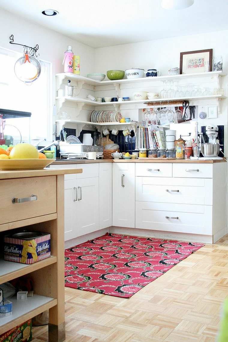 cuisine meuble design bois tiroirs gain de place tapis de sol rouge 