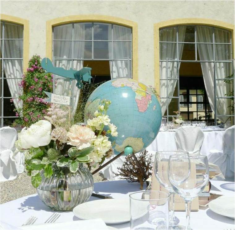 globe terre table déco fleurs assiettes fenêtre 