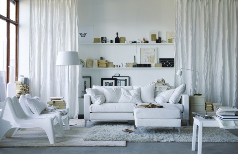 décoration studio design canapé blanc coussin tapis de sol blanc étagère