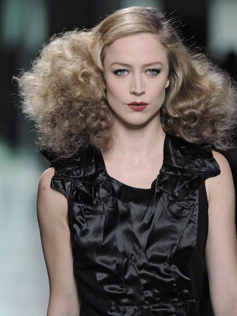 coiffure tendance femme idée cheveux ondulation moderne longues 