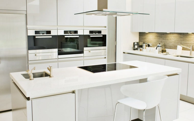 idée cuisine avec îlot design intérieur blanc hotte aspirante verre 