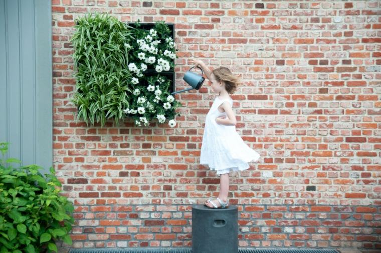 jardin vertical bois plante idée arrosage mur en briques 
