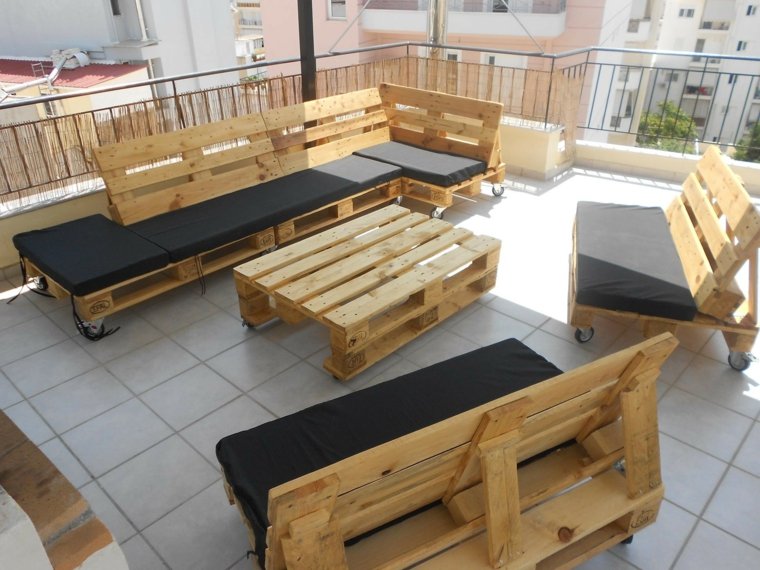 palette meuble en bois banc de jardin coussins idée 