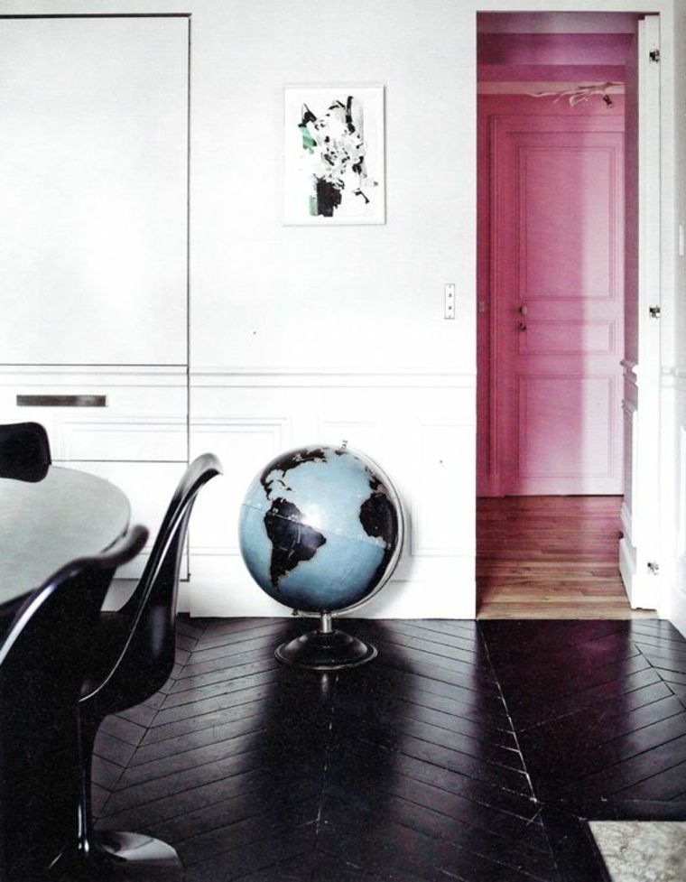 globe déco idée intérieur moderne parquet noir chaise noire tableau mur