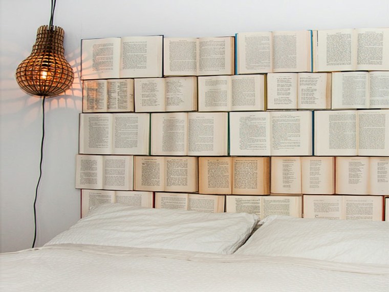 tête de lit originale livres luminaire suspension