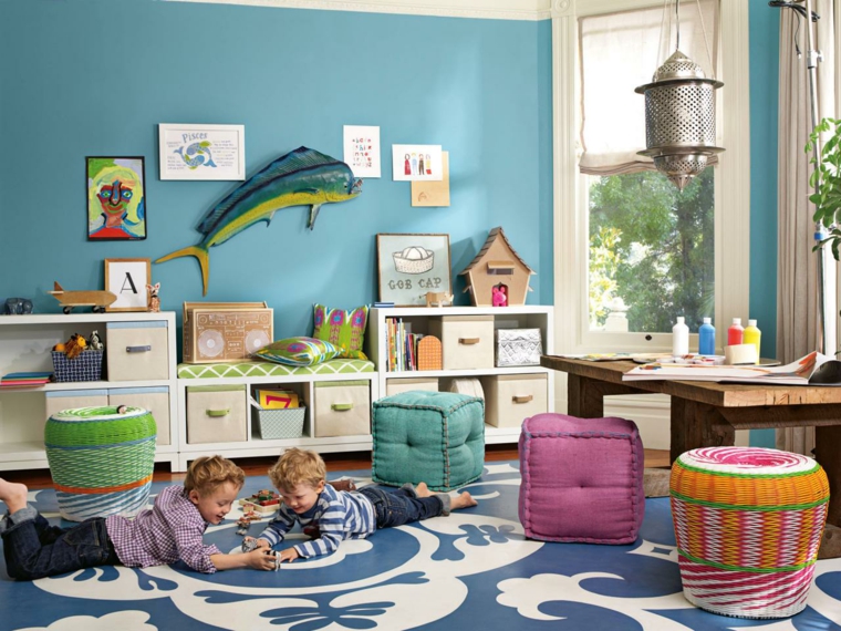 salle de jeux enfant tapis de sol bleu blanc pouf déco mur tiroir rangement idée 