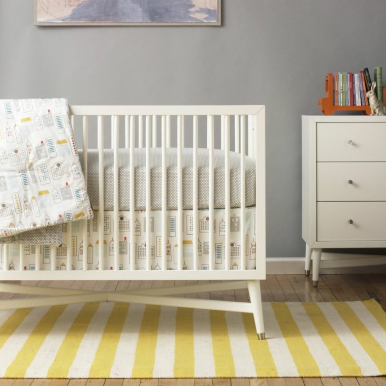 bébé aménagement design tapis de sol lit bois déco mur tapis de sol jaune blanc 